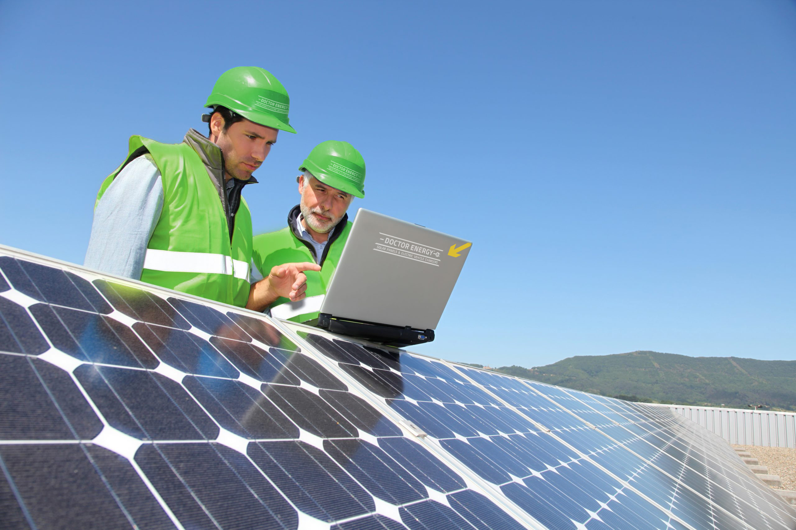 Instalaciones fotovoltaicas con dos operarios.