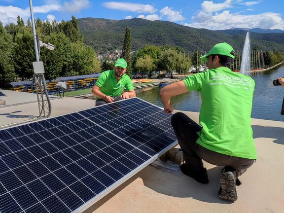 Operarios instalando placas solares en empresa