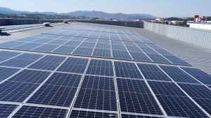 Instalación de paneles solares en el tejado de una nave industrial