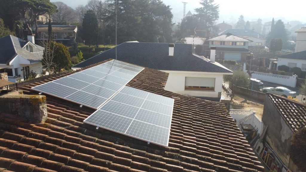 Instalación fotovoltaica en una vivienda unifamiliar con 12 paneles solares.