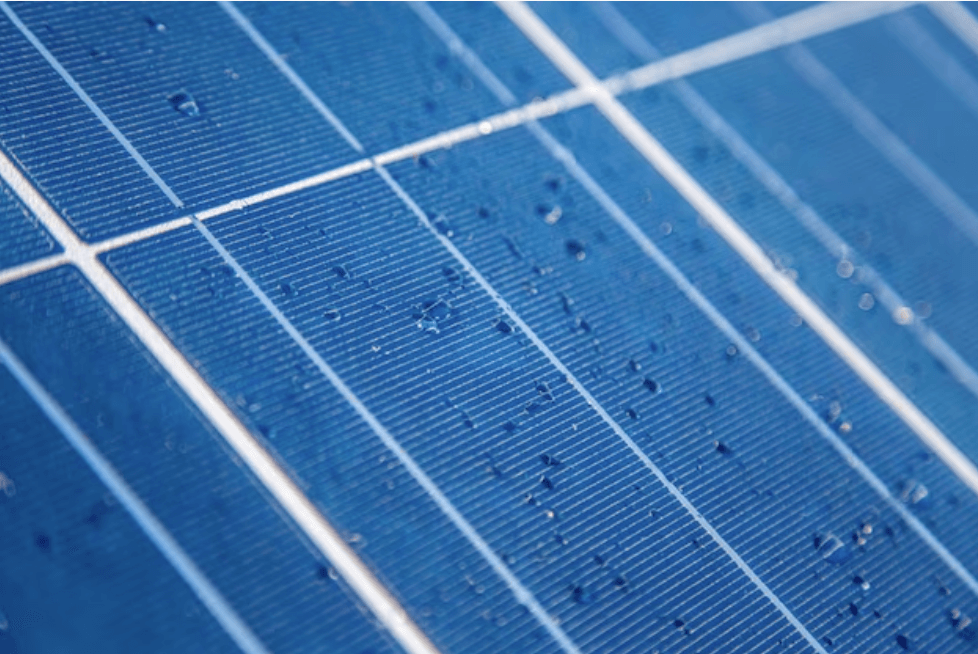 Detalle de un panel solar policristalino.